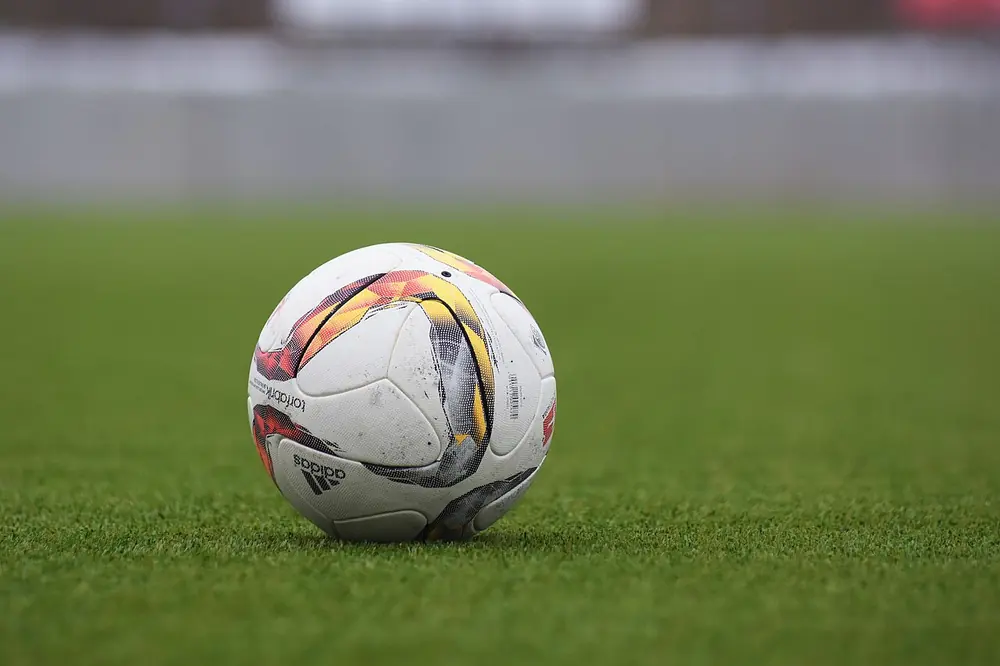 Football on a grass pitch - 2 odds betting strategy