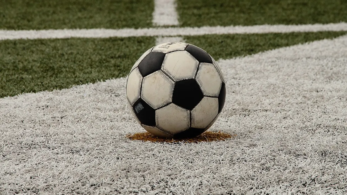 how to bet on who wins the premier league - football on a pitch