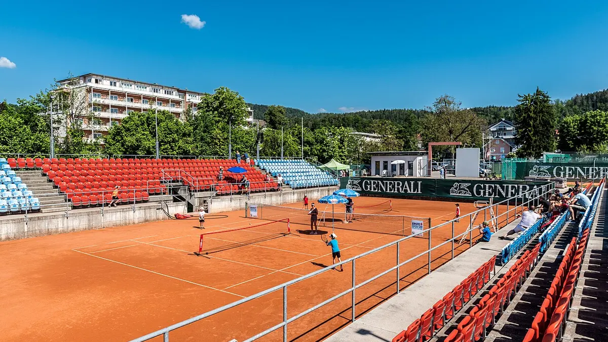 Tennis racket and balls - how to bet on tennis in nigeria