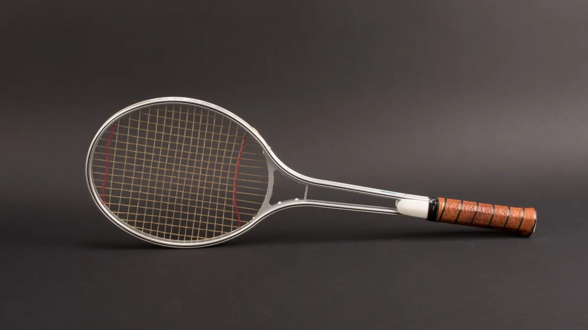 Tennis racket and balls - how to bet on wimbledon